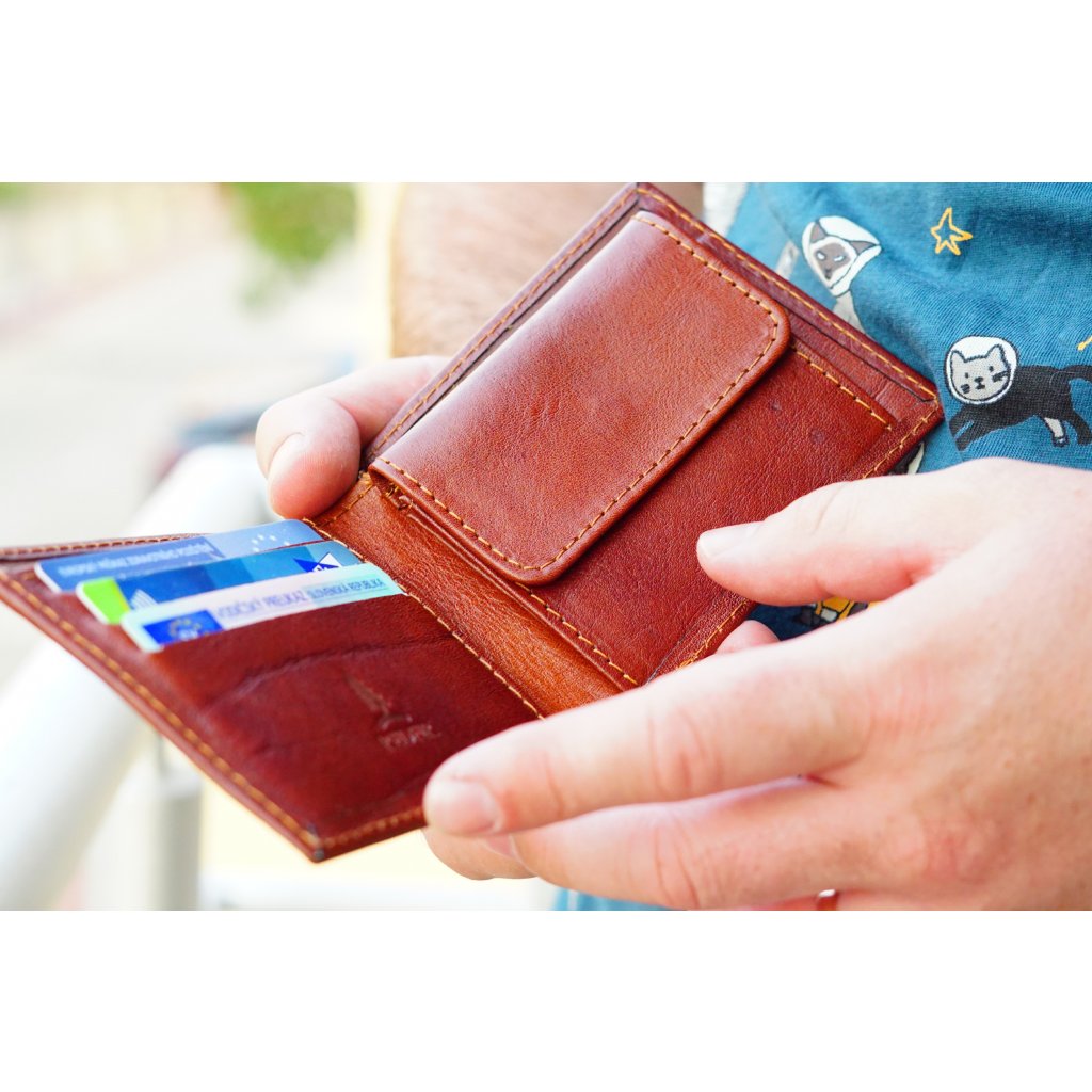 Brown minimalist leather wallet